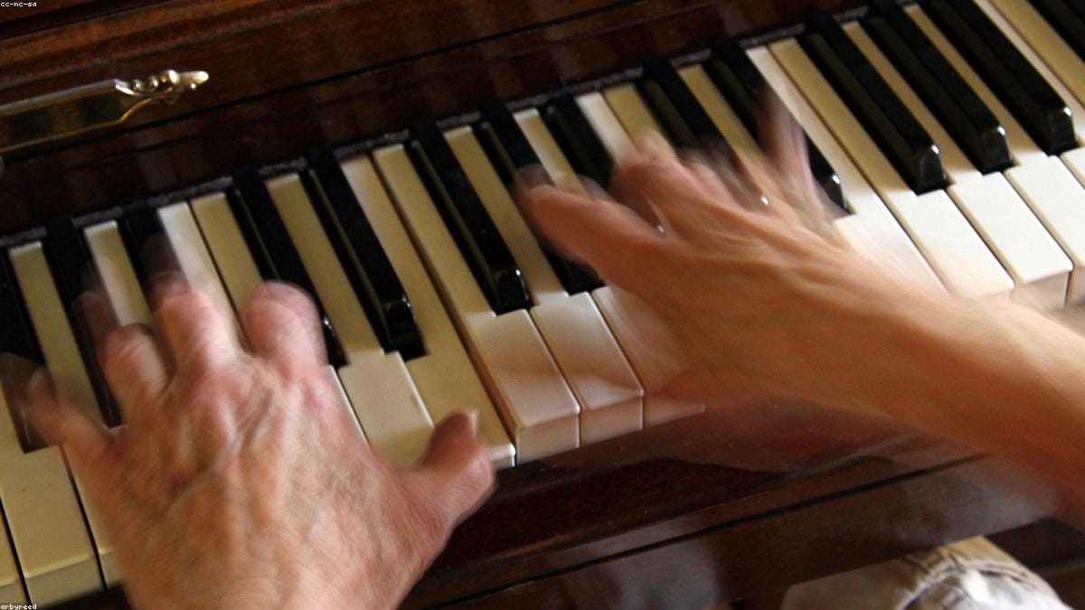Learning piano with a modern piano app in 2026