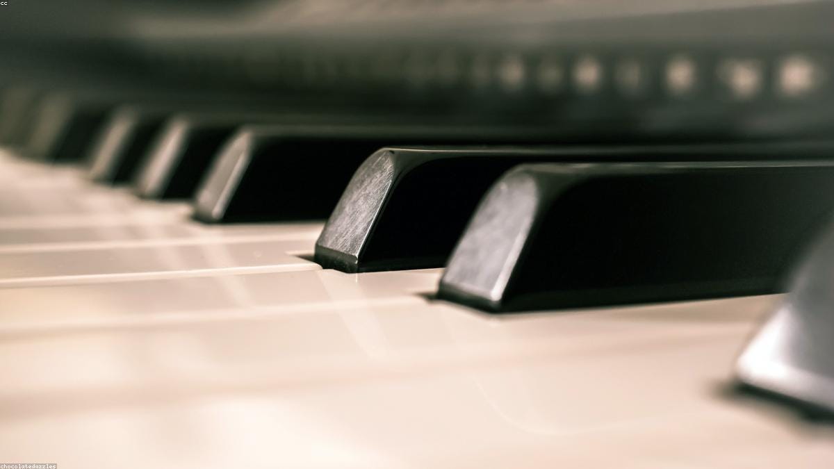 The circle of fifths shown alongside a piano keyboard